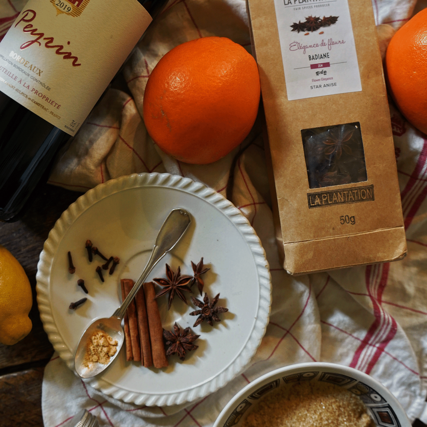 baton de cannelle, organe et vin sur une table