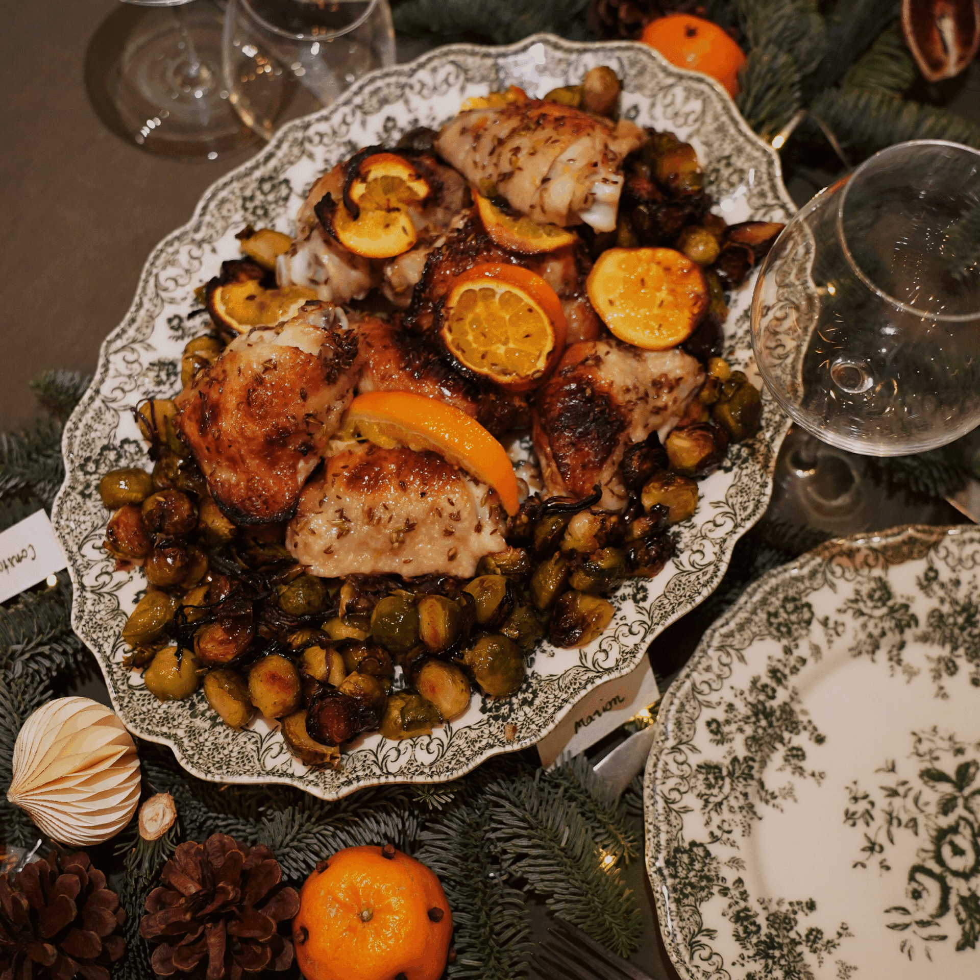 poulet, pommes de terre sur un plateau