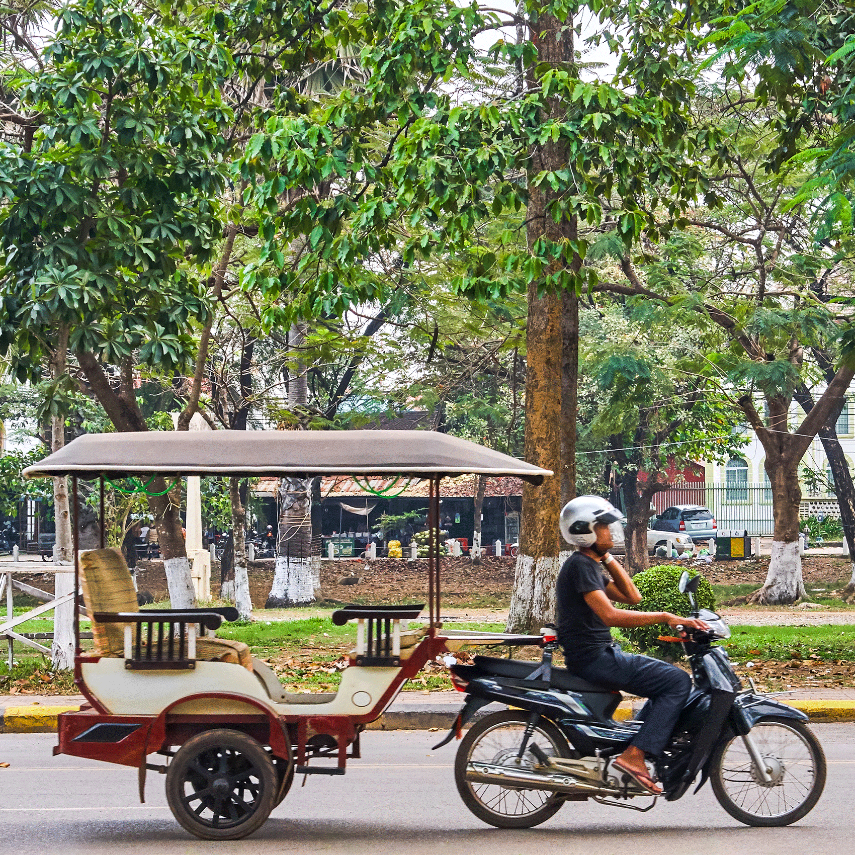 scooter tuk tuk roulant dans la rue