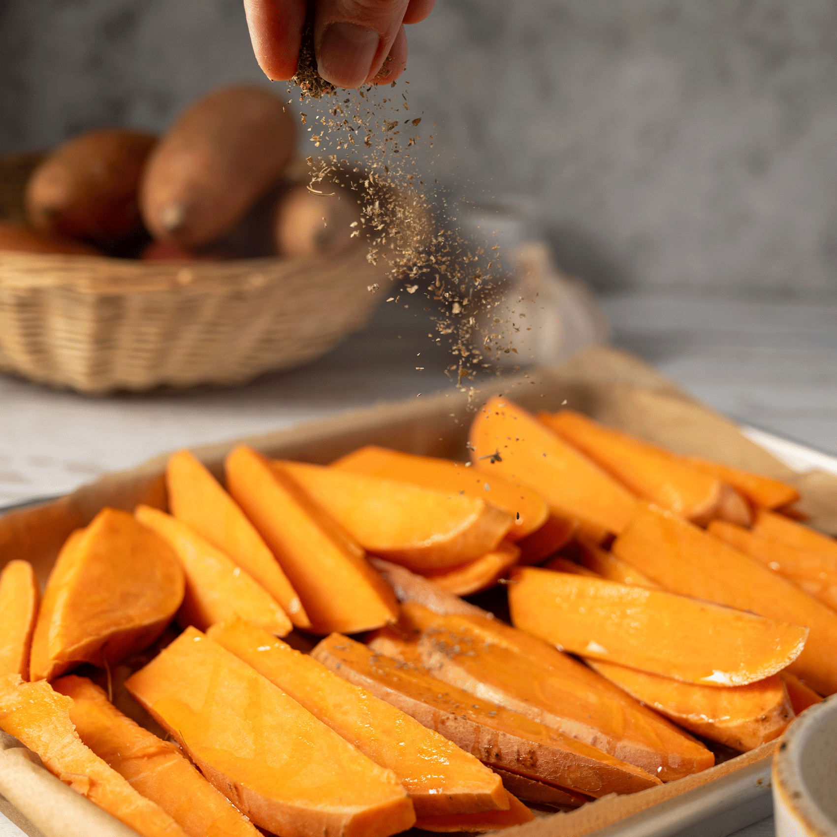 tranche de patate douce dans un plat à four