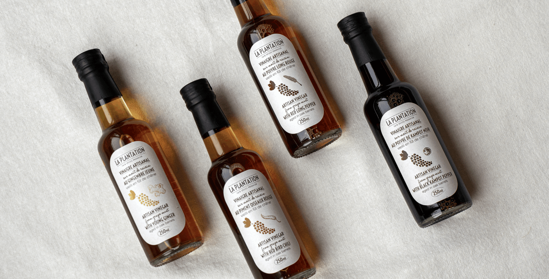 bouteilles de vinaigres artisanales sur une table