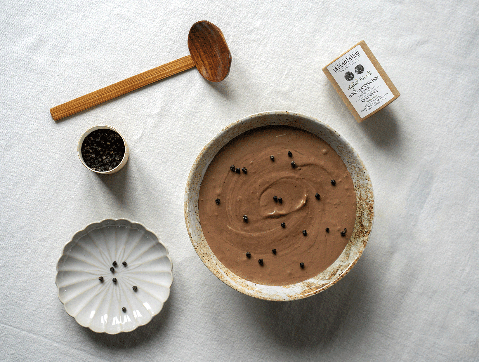 bol de mousse au chocolat au poivre au sel