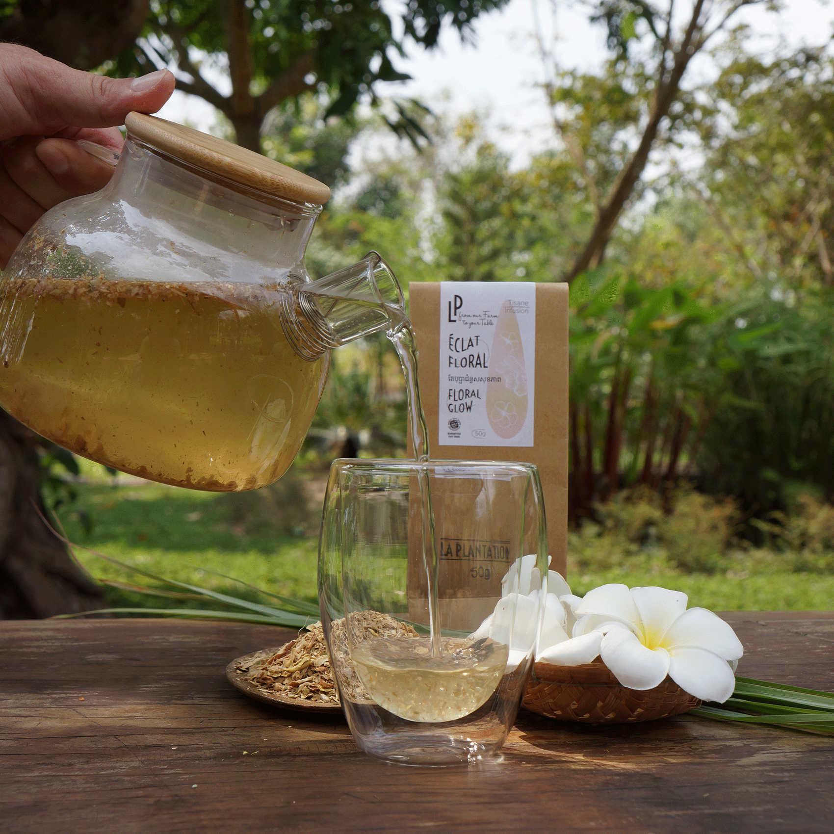 une théière qui verse une infusion