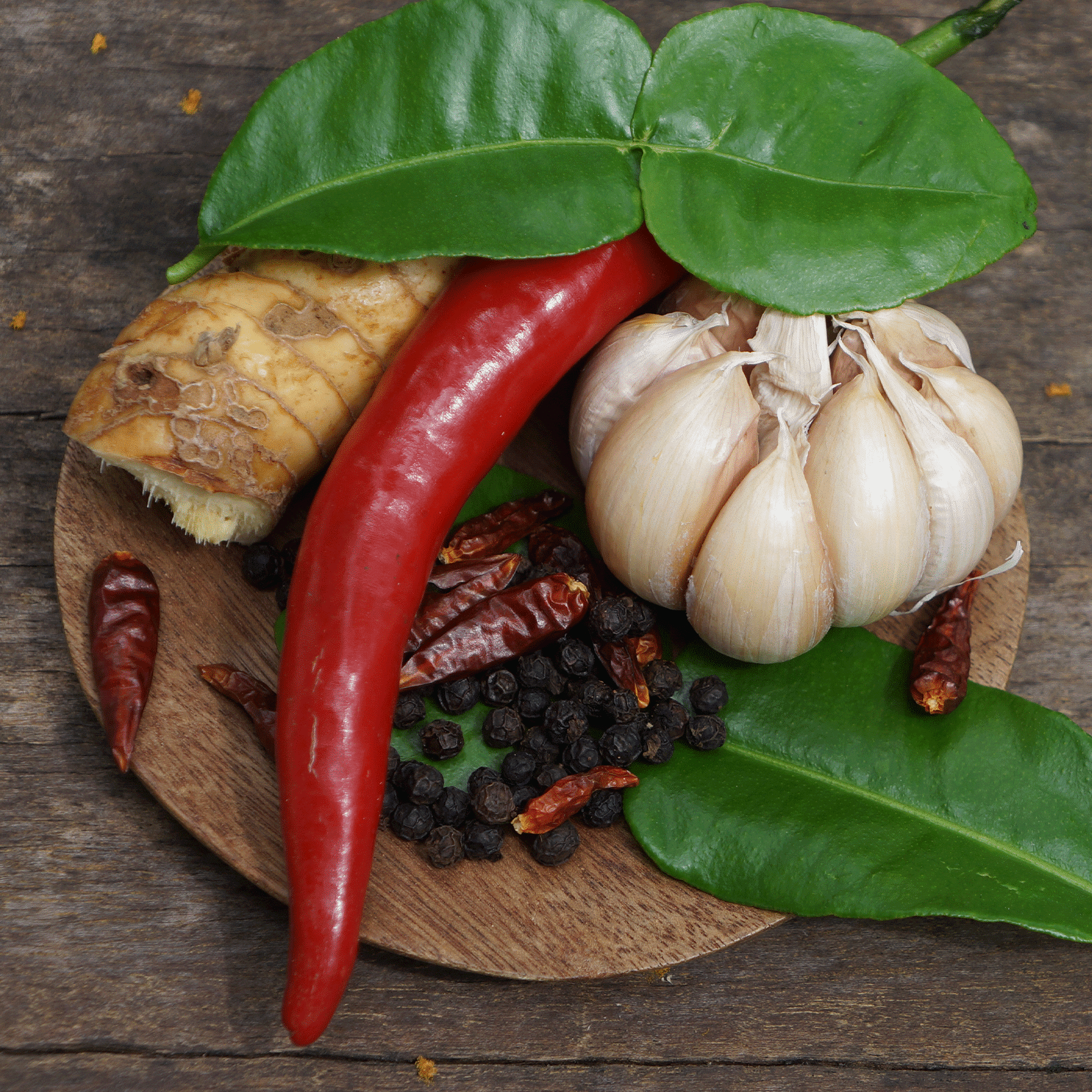condiments sur un plateau en bois