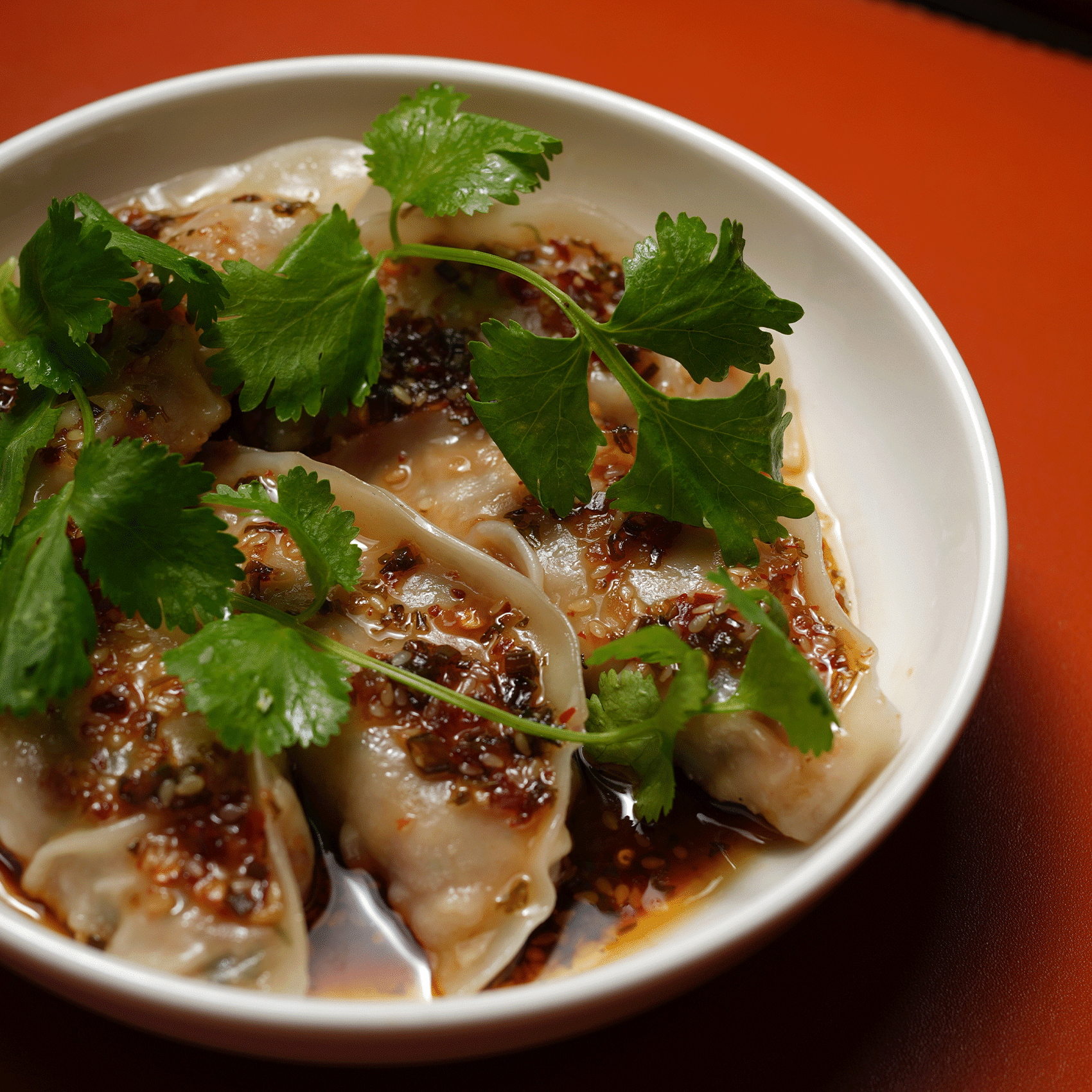 plats de gyozas assaisonnés à l'huile pimentée