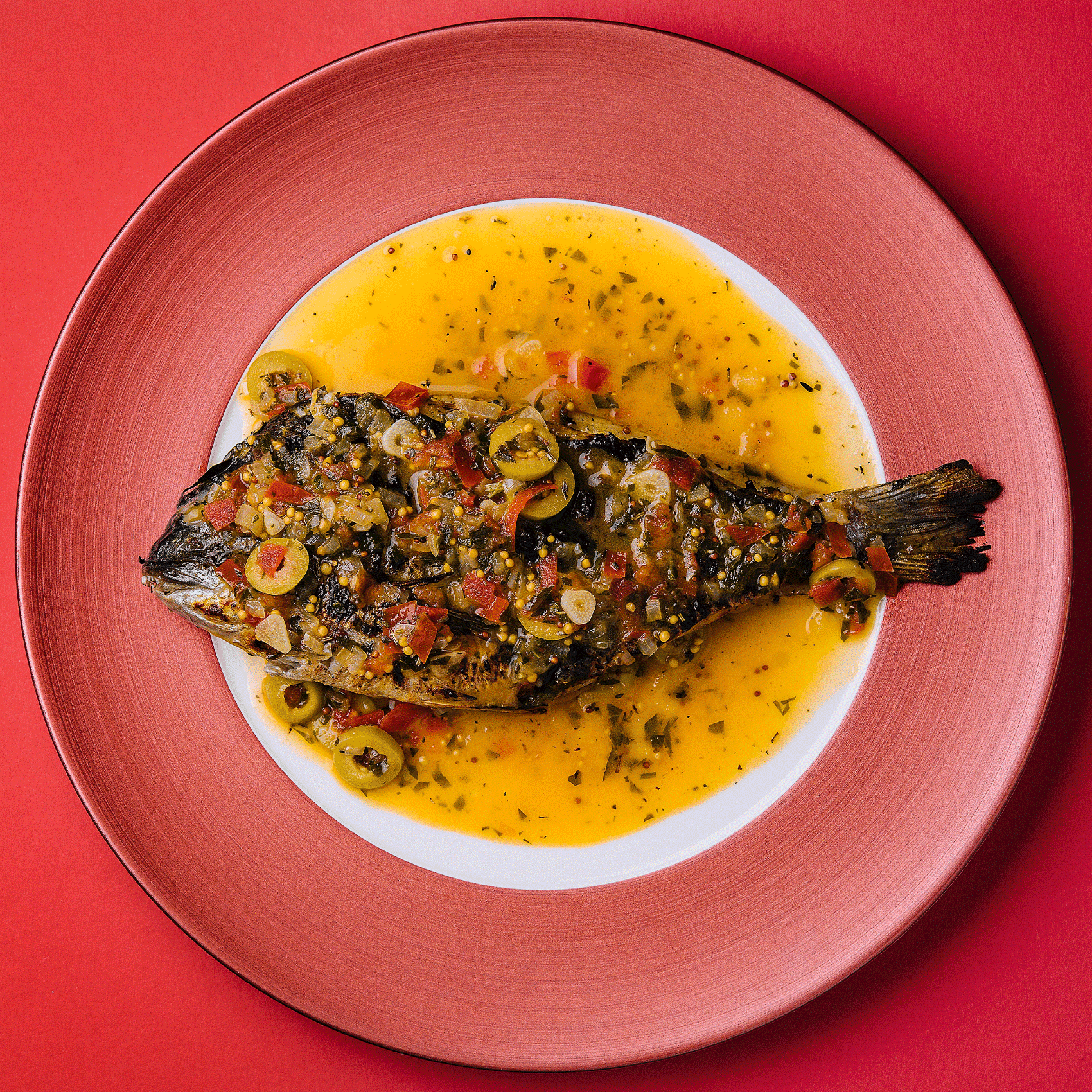 poisson grillé sur une assiette
