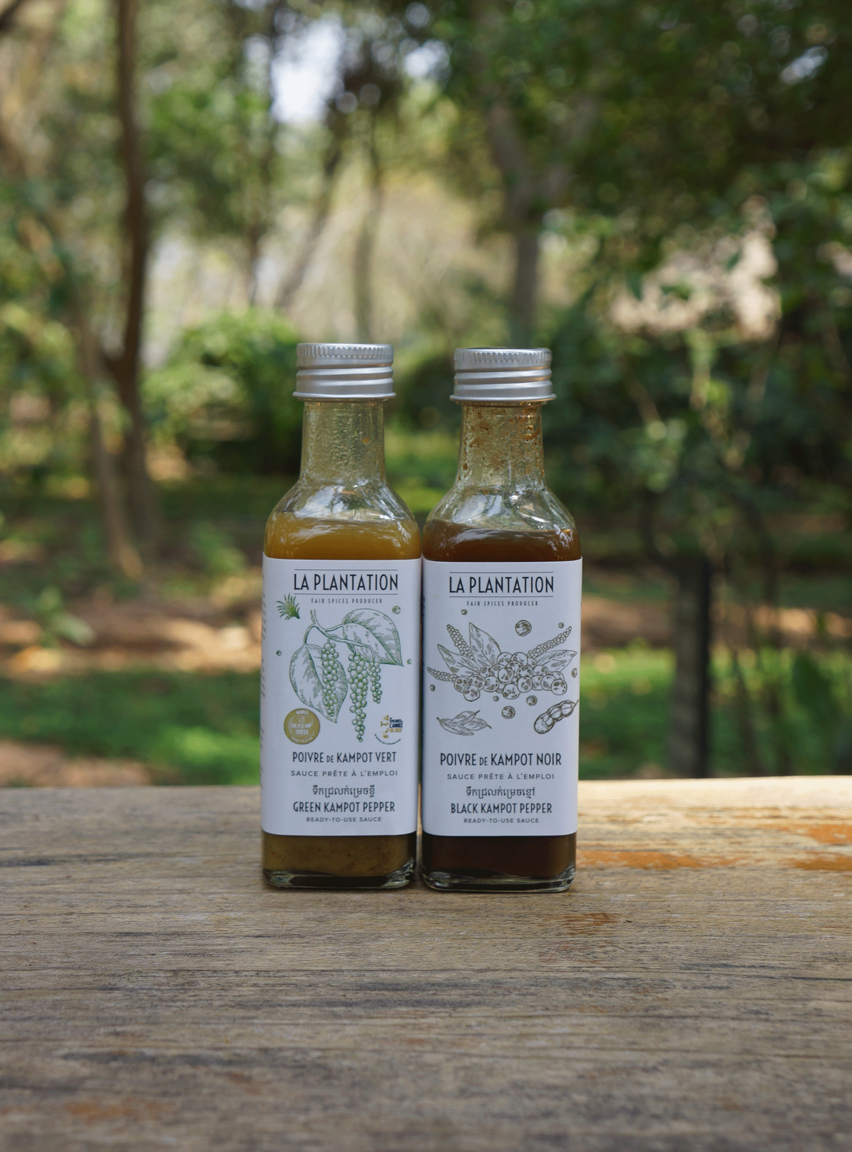 bouteilles de sauce au poivre de kampot noir et vert