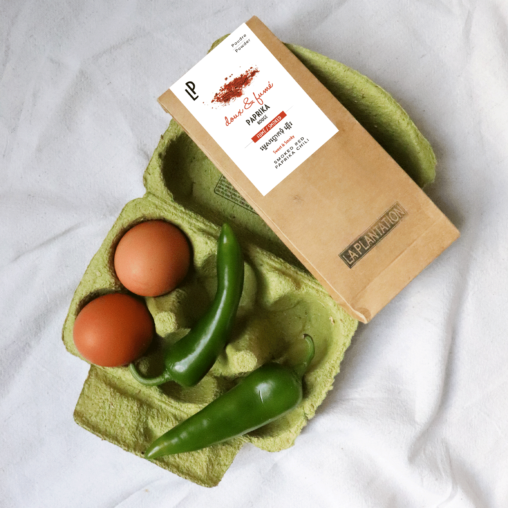boite d'oeufs et paquet de paprika en poudre