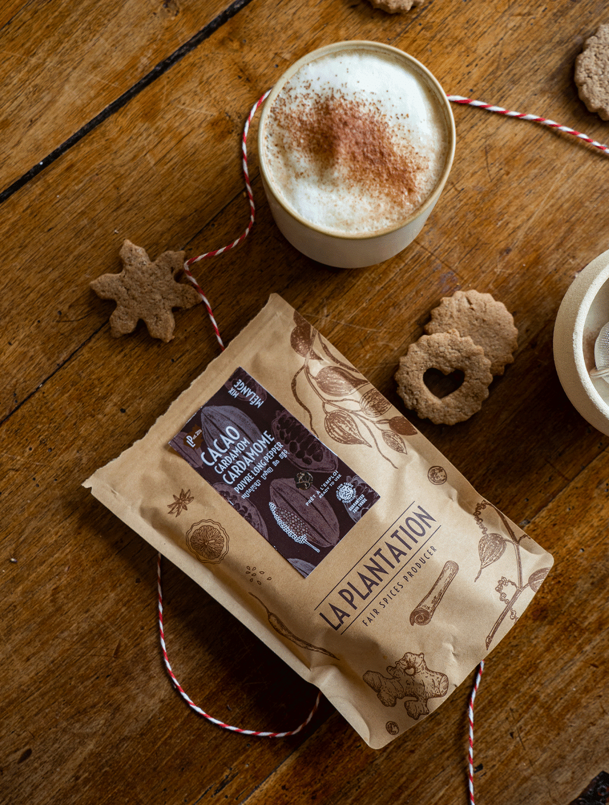 paquet de poudre de cacao avec des biscuits de noel