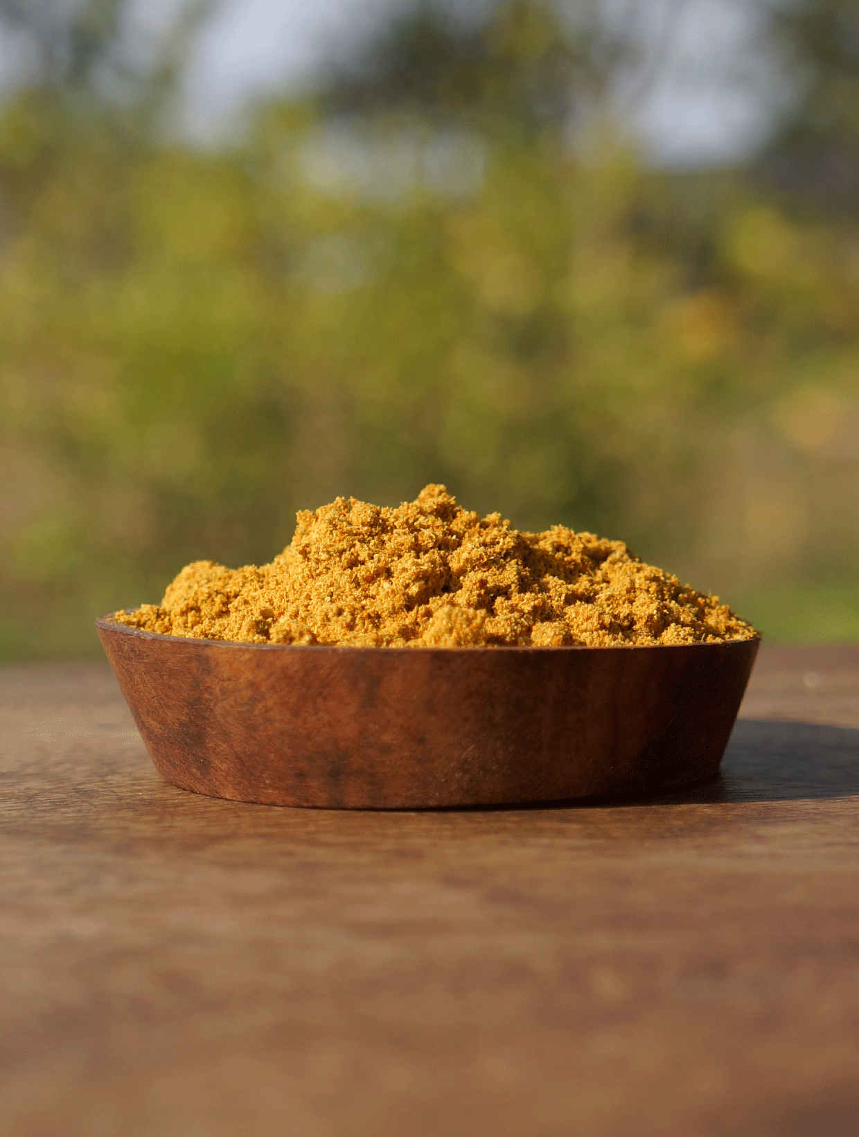 curry jaune en poudre dans un bol