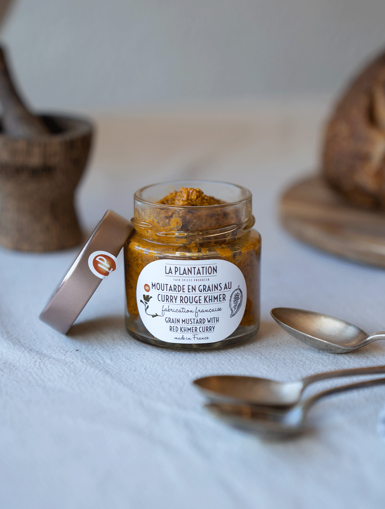 pot de moutarde aux piments ouvert sur une table