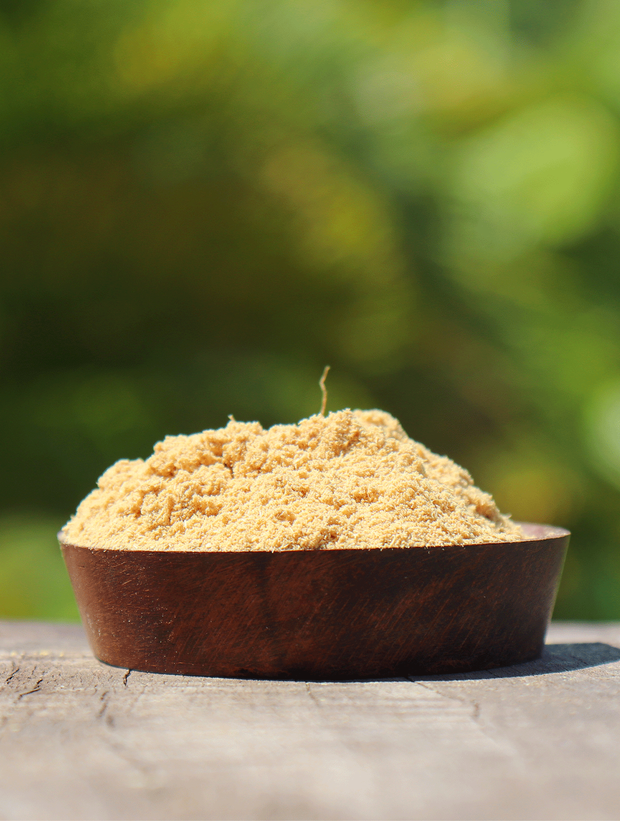 poudre de curcuma blanc dans un bol