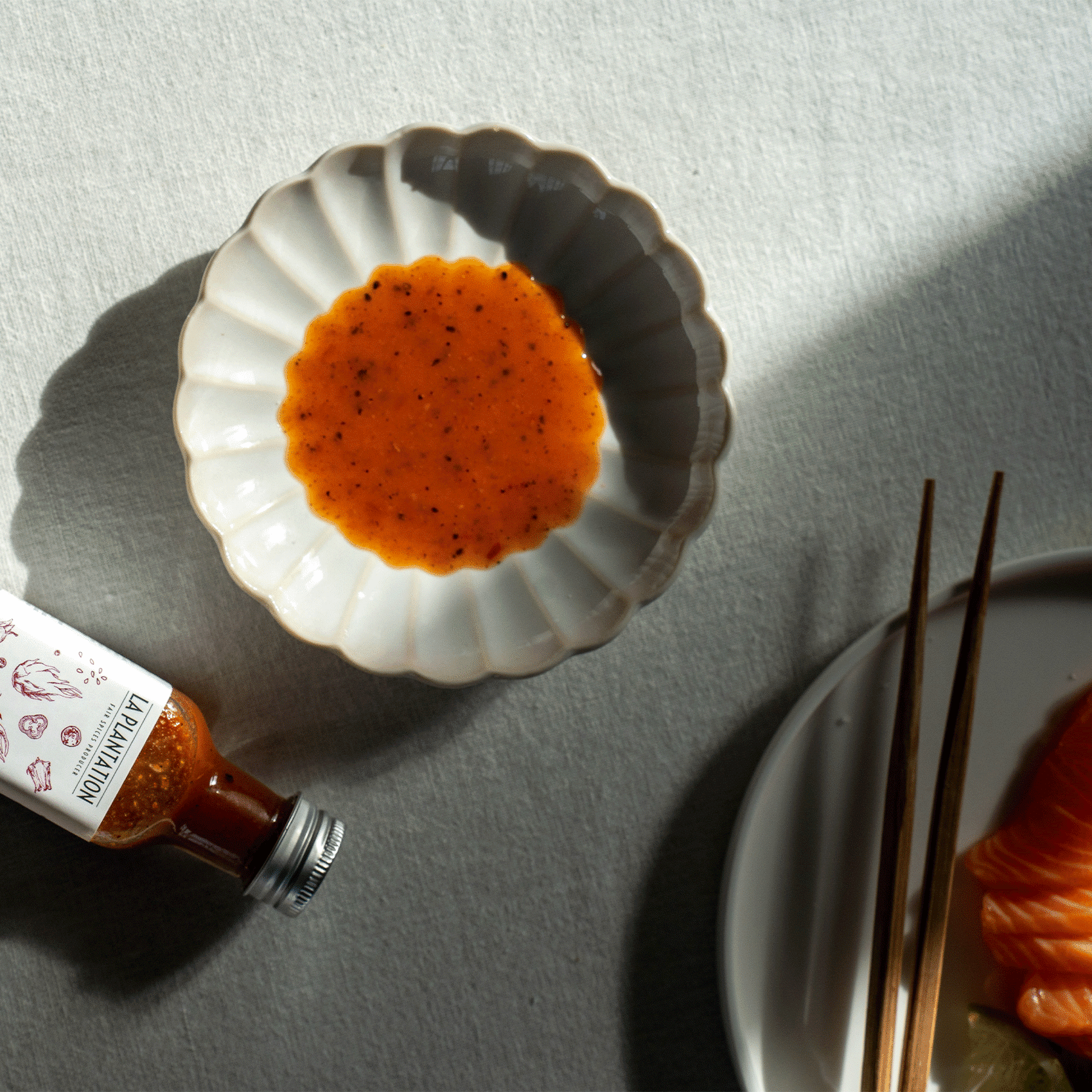 coupelle contenant de la sauce pimentée