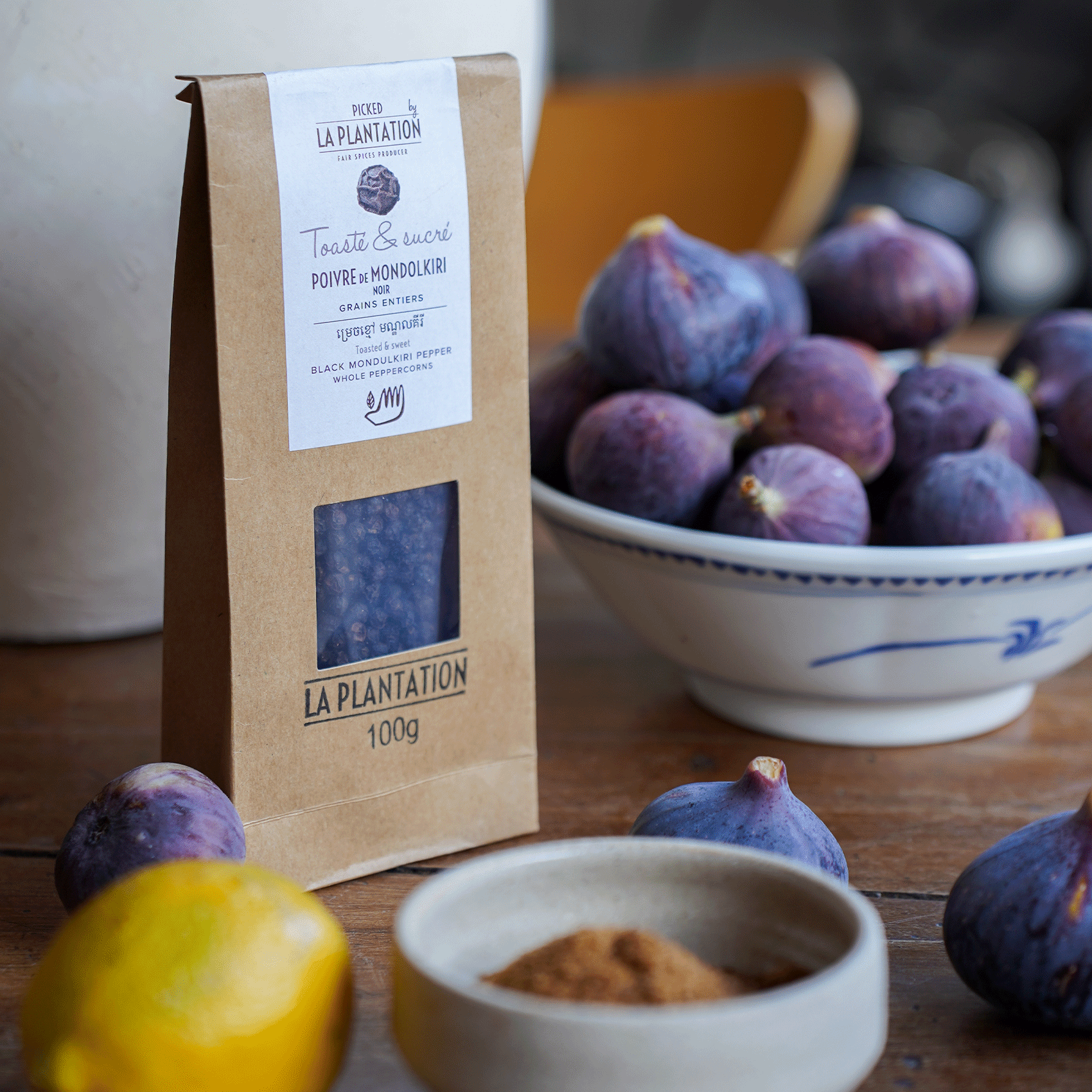 bol rempli de figues et cannelle en poudre