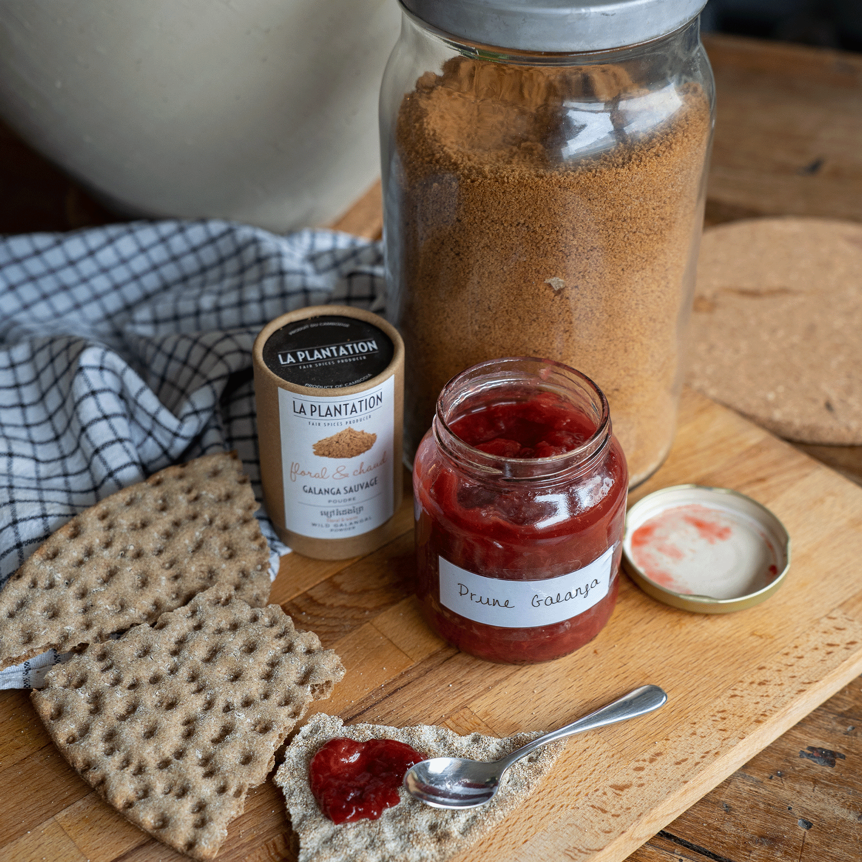 bocal rempli de confiture de fraise maison