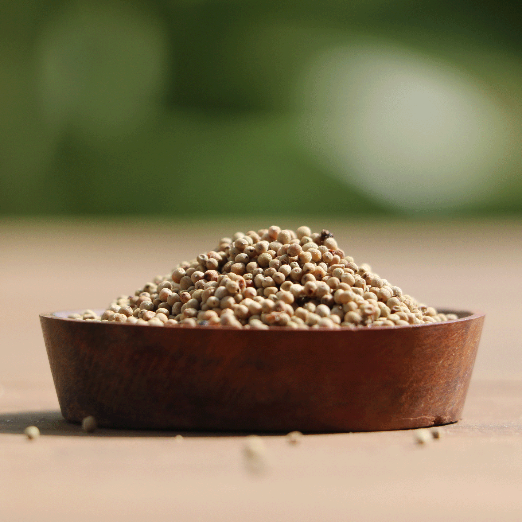 poivres en grain dans un bol